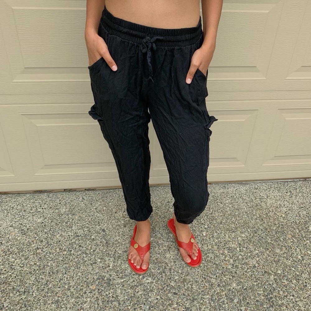 Black high waisted joggers w/ pockets!!